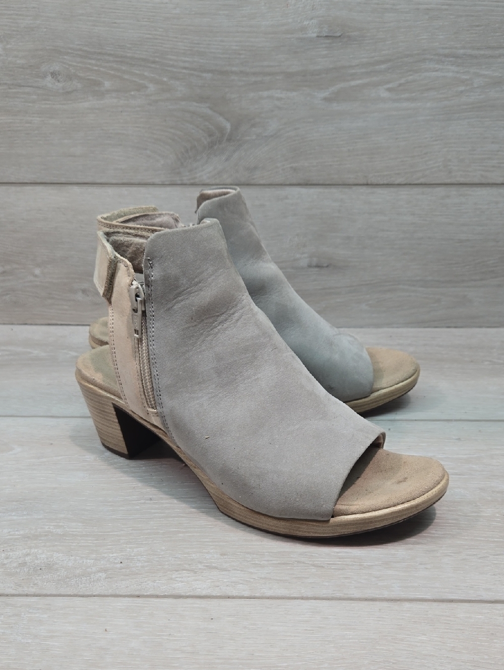 Naot Women’s Open-Toe Suede Ankle Booties in Light Gray Heels Shoes Sz 37/6-6.5